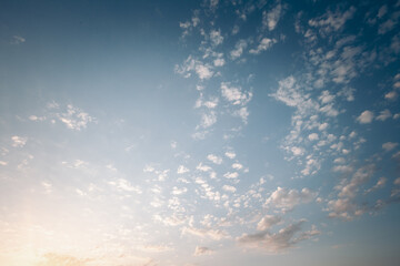 Naklejka na ściany i meble merveilleux ciel bleu, fin de journée avec quelques petits nuages