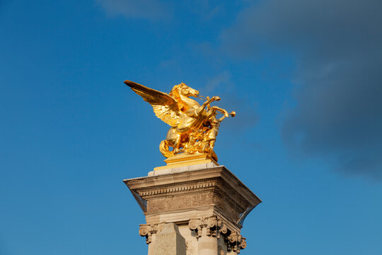 statue dor&eacute;e &eacute;questre sur le pont alexandre 3 &agrave; Paris