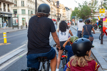 cycliste sur le vélopolitain dans paris, un mode de déplacement alternatif