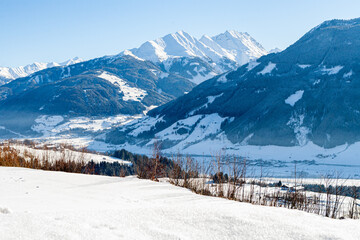 Fototapeta na wymiar sonniger Winter in den schneebedeckten österreichischen Alpen