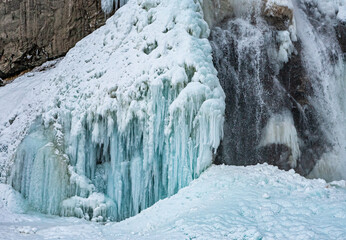 Wasserfall im Winter: Wasser gefroren und flüssig