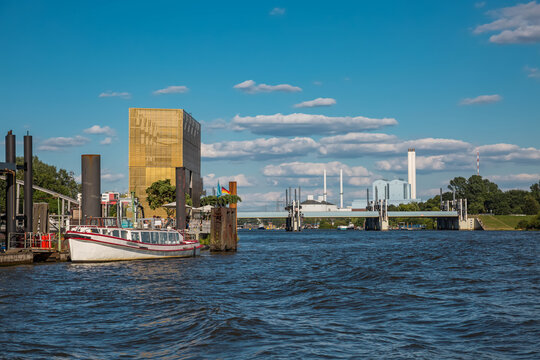 Anleger mit Sperrwerk Hamburg Billwerder Bucht und Heizkraftwerk Tiefstack