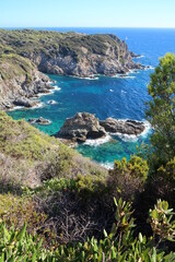 Côtes de l'île de Porquerolles, au large de la ville d’Hyères, panorama sur les falaises des...