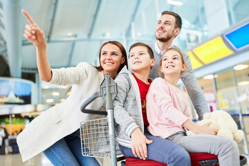 Obraz na płótnie Canvas Familie und zwei Kinder im Flughafen Terminal