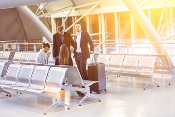 Gruppe Geschäftsleute beim Warten im Flughafen