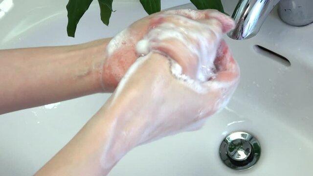 入念に手洗いをする女性 接写 4K / Close up shot of the young woman washing hands with soap. 4K