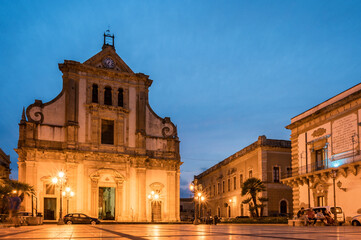 Fototapeta na wymiar Hauptplatz in der Altstadt von Augusta auf Sizilien mit der Kirche Chiesa Madre