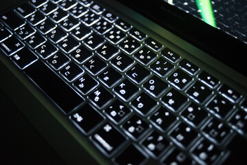 暗い場所で光るノートパソコンのキーボード