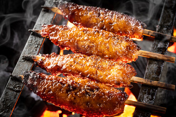 日本の焼鳥屋で鶏つくねを焼く