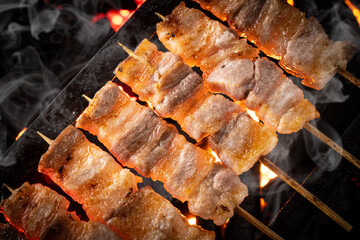 日本の焼鳥屋で焼鳥を焼く