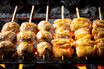 日本の焼鳥屋で焼鳥を焼く