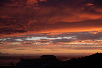 coucher de soleil nuageux en feu