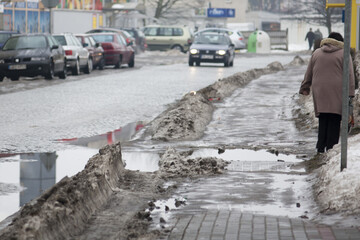 Zimowe roztopy w mieście na chodnikach i ulicach © qrrr