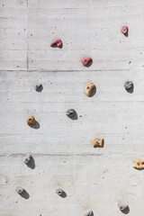 Outdoor climbing wall on a light gray concrete surface with a wood look. Kletterwand im freien auf einer hellgrauen Betonoberfläche mit Holzoptik.