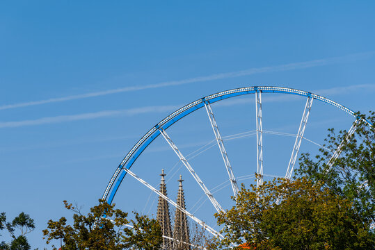 Riesenrad auf dem Ernst-Reuter-Platz und Domt&uuml;rme in Regensburg bei Tag mit blauem Himmel