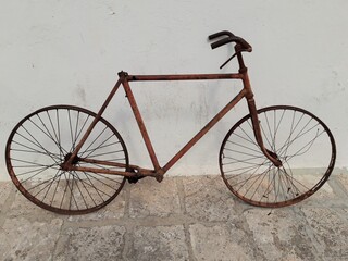 Fototapeta na wymiar Stary rower na tle białej ściany. Ostuni, Italy.