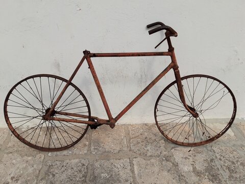 Stary rower na tle białej ściany. Ostuni, Italy.