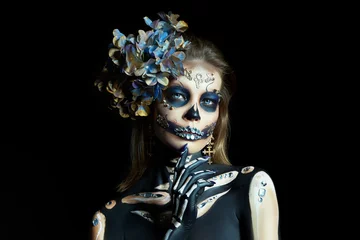 Halloween-Schönheitsporträt einer Skelettfrau des Todes, das Make-up auf dem Gesicht. Mädchentod Halloween-Kostüm. Tag der Toten. Charmante und gefährliche Calavera Catrina © angel_nt