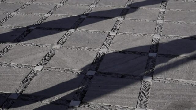 Sombra de personas paseando y caminando por la ciudad HD