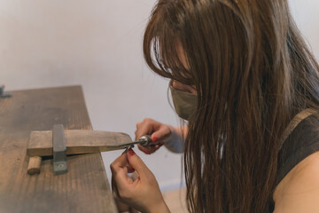 結婚指輪を手作りする女性