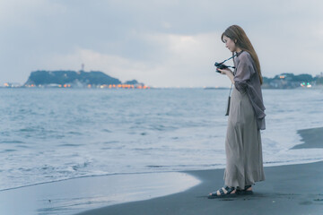 海際にたたずむ女性