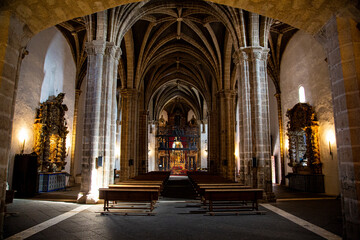 Fototapeta premium Interior de nave principal de iglesia con columnas gótico-románicas