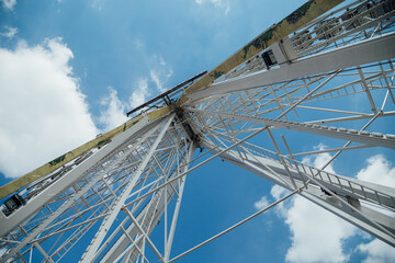 Riesenrad von unten in den Himmel geblickt