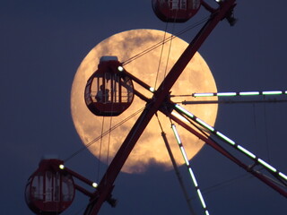 金色の満月と観覧車のシルエット