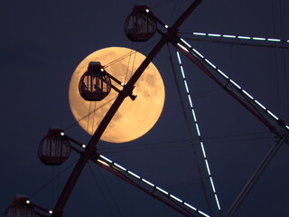 金色の満月と観覧車のシルエット
