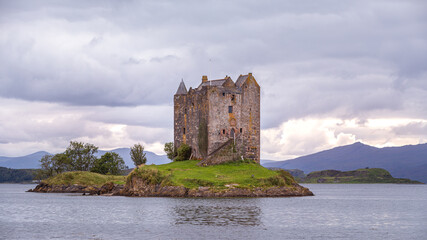 Fototapeta premium Castle Stalker (Caisteal an Stalcaire) in Port Appin in Scotland