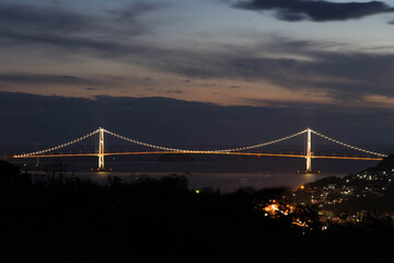 Fototapeta premium 日暮れの白鳥大橋