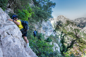 Obraz premium Escalando con amigos y equipos de seguridad