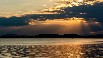 Traumhafter Sonnenuntergang am schönen Bodensee Spätsommer 	