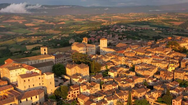 Il borgo di Todi, Perugia, Umbria, ripresa da drone