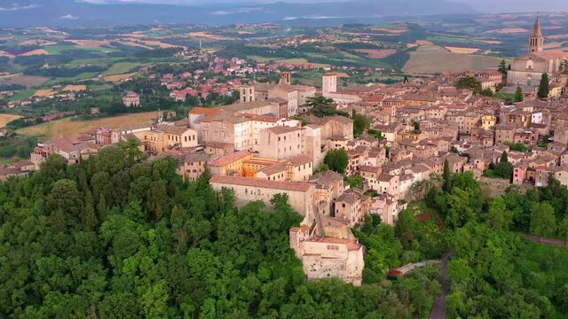 Il borgo di Todi, Perugia, Umbria, ripresa da drone