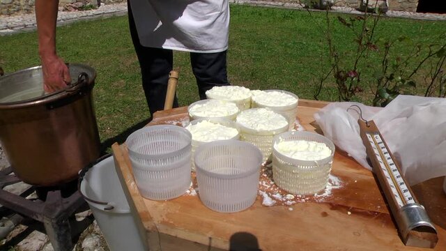 CASEIFICIO, preparazione Ricotta artigianale 