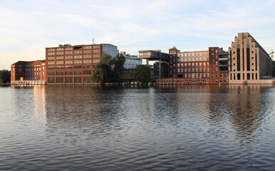 Berlin; Kreuzberger Spreeufer an der Oberbaumbrücke