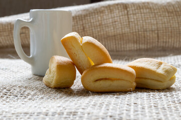wheat flour biscuit, known as cangalhinha or cangalha, used in the Paraíba do Sul valley for coffee in the houses of the Divino festival