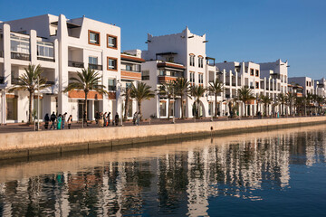Modernos edificios en la Marina de Agadir, Marruecos