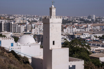 Obraz premium Tumba de Sidi Bouknadel y vista de la costa de Agadir en Marruecos