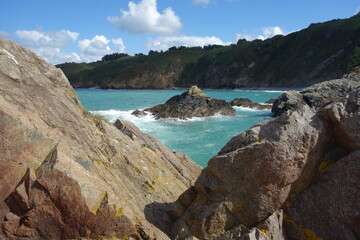 VUE SUR LA FALAISE ENTRE DEUX ROCHERS