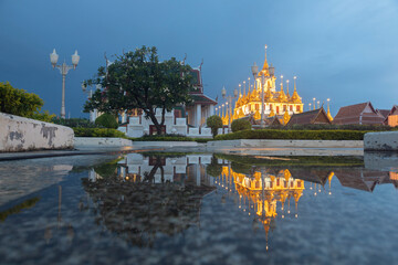 Obraz premium Reflection of Wat Ratchanatdaram Temple the beautiful golden castle or pagoda Bangkok, Thailand