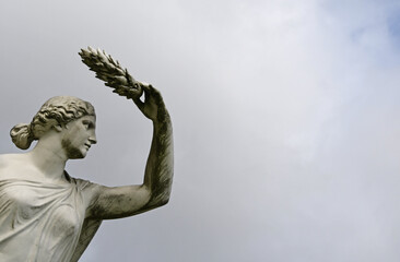 weiße Statue der Siegesgöttin mit Lorbeerkranz in der ausgestreckten Hand
