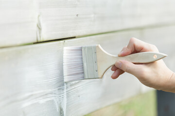 白い塗料を木材に塗る