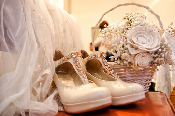 Calzado, zapatos y ramo de novia