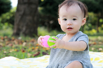 公園で遊ぶ1歳の女の子