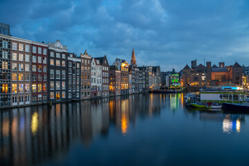 Fototapeta na wymiar Blaue Stunde am berühmten Damrak in Amsterdam