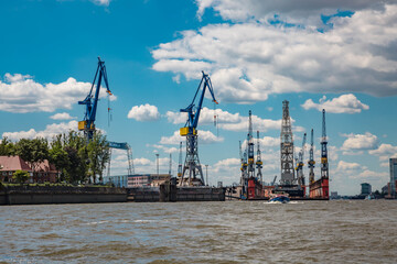 Obraz premium Hafenkräne und Dock im Hamburger Hafen