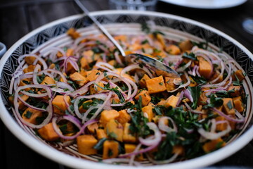 Salat aus Zwiebeln und Süßkartoffeln