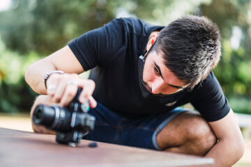 Joven tomando fotografías con mascarilla